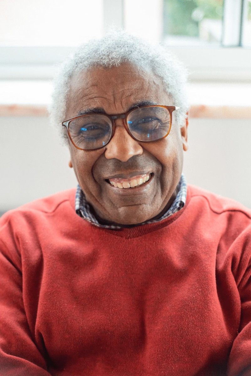 Un homme senior portant des lunettes souriant